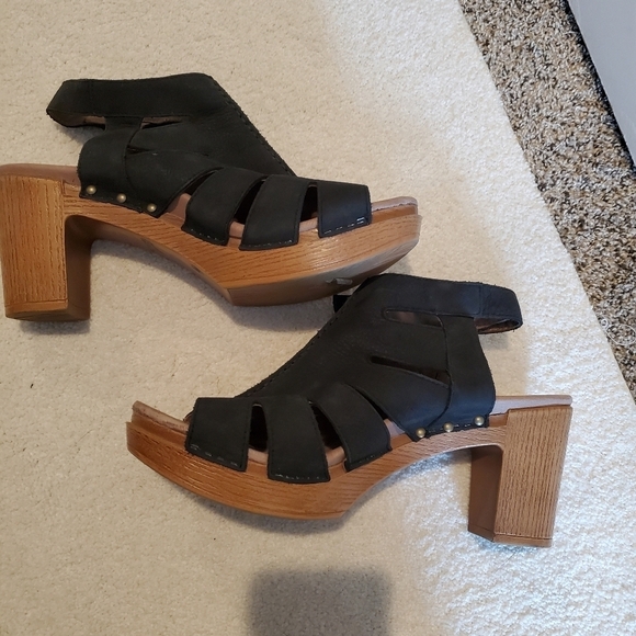 Dansko Demetra . Block heel. Open toe sandal . Sz 41 ( 10.5).  Leather - Picture 5 of 7